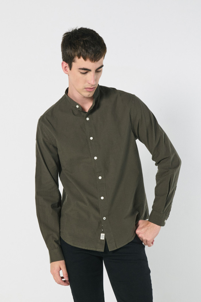 Camisa cuello nerú unicolor en algodón con botones