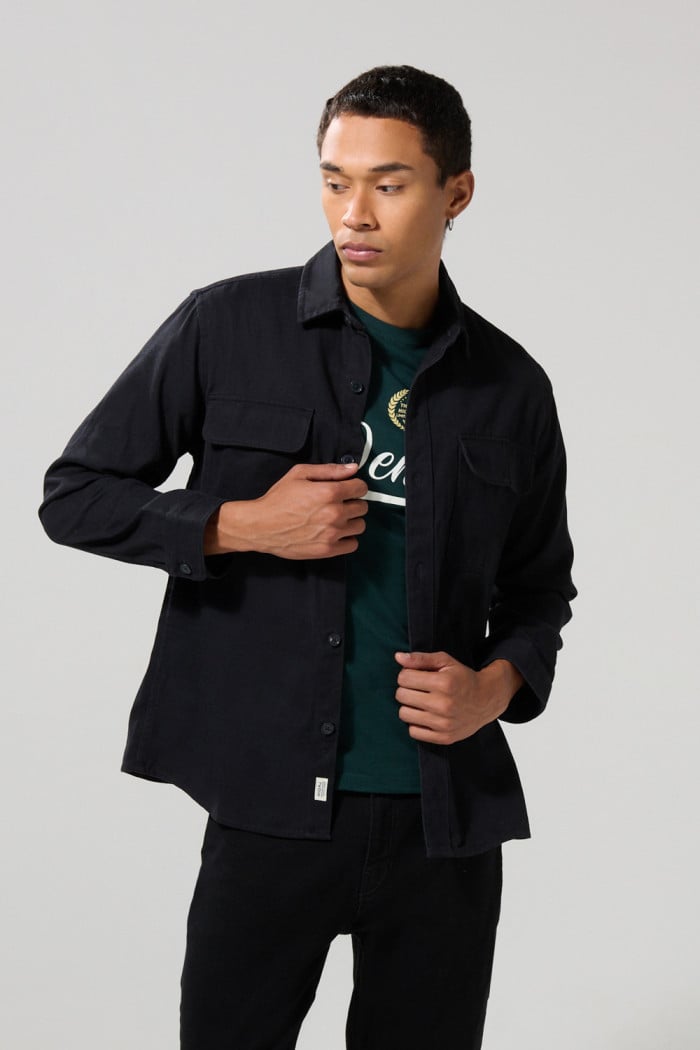 Sobre camisa en colores solidos de onda utilitaria con doble bolsillo y tapa