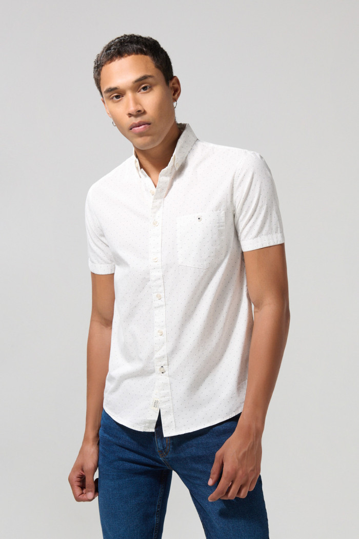 Camisa estampada unicolor con cuello button down