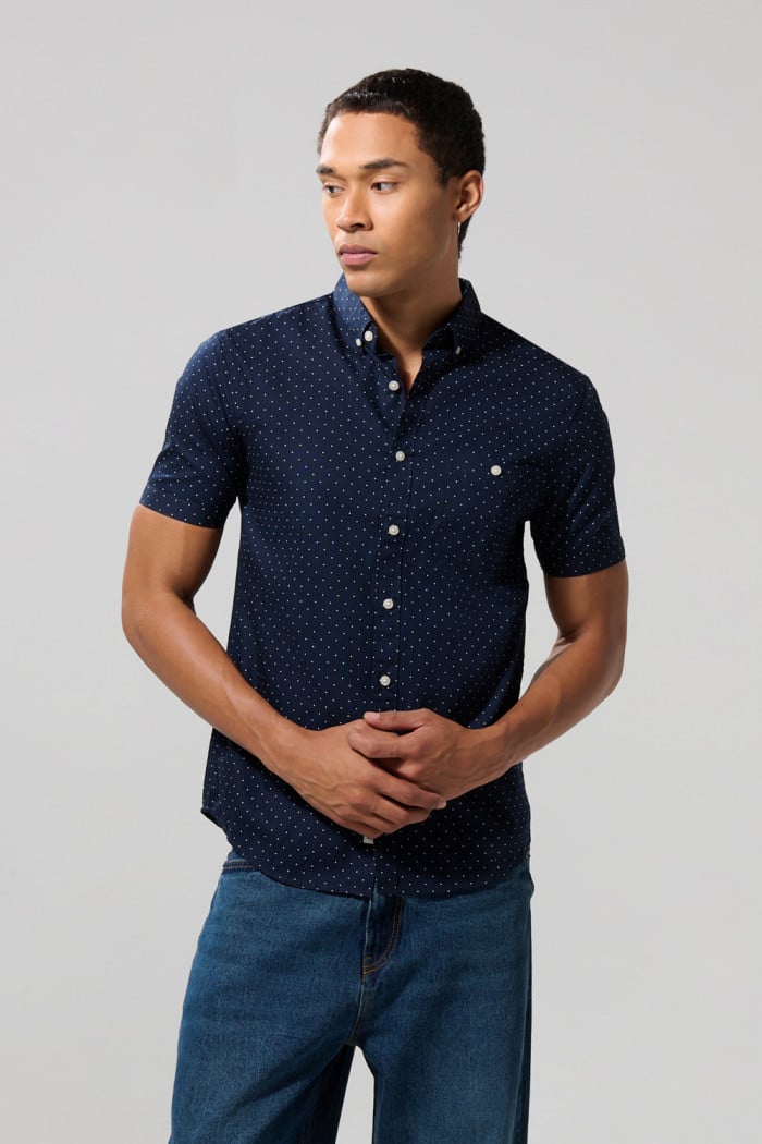 Camisa estampada unicolor con cuello button down