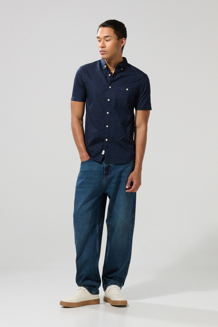 Camisa estampada unicolor con cuello button down