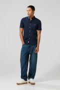 Camisa estampada unicolor con cuello button down