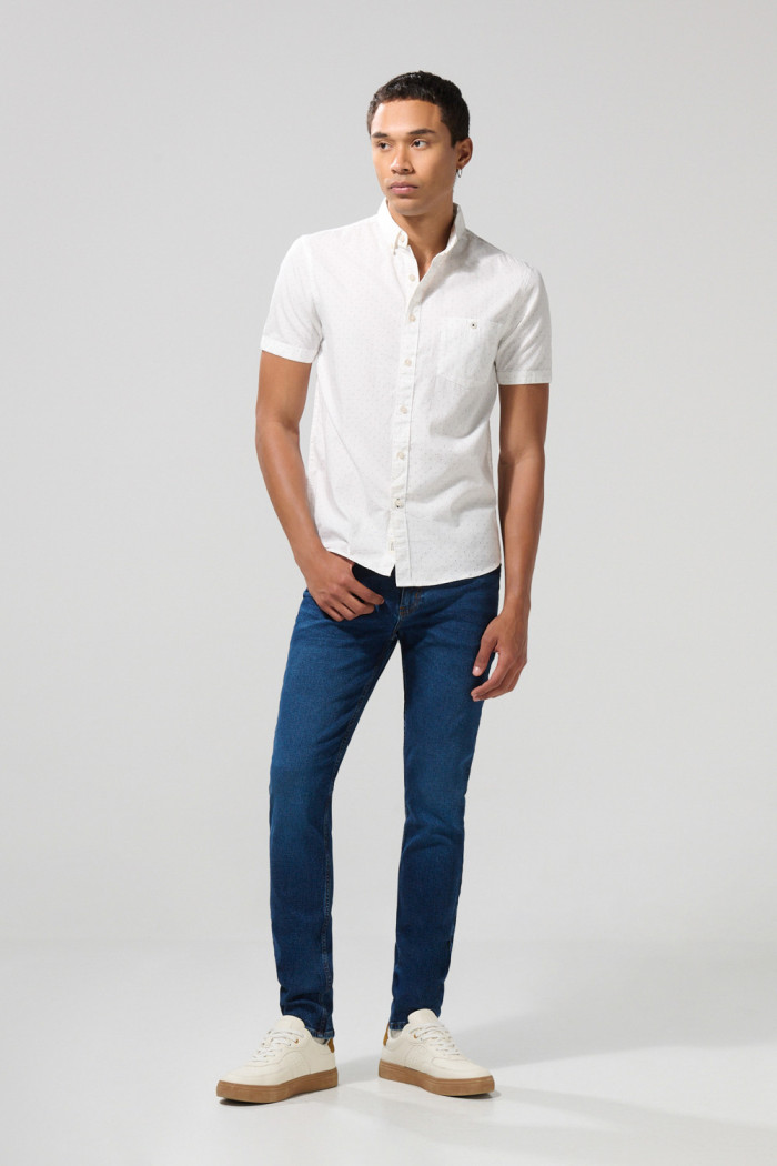 Camisa estampada unicolor con cuello button down