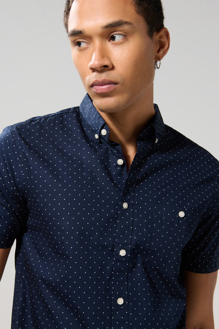 Camisa estampada unicolor con cuello button down