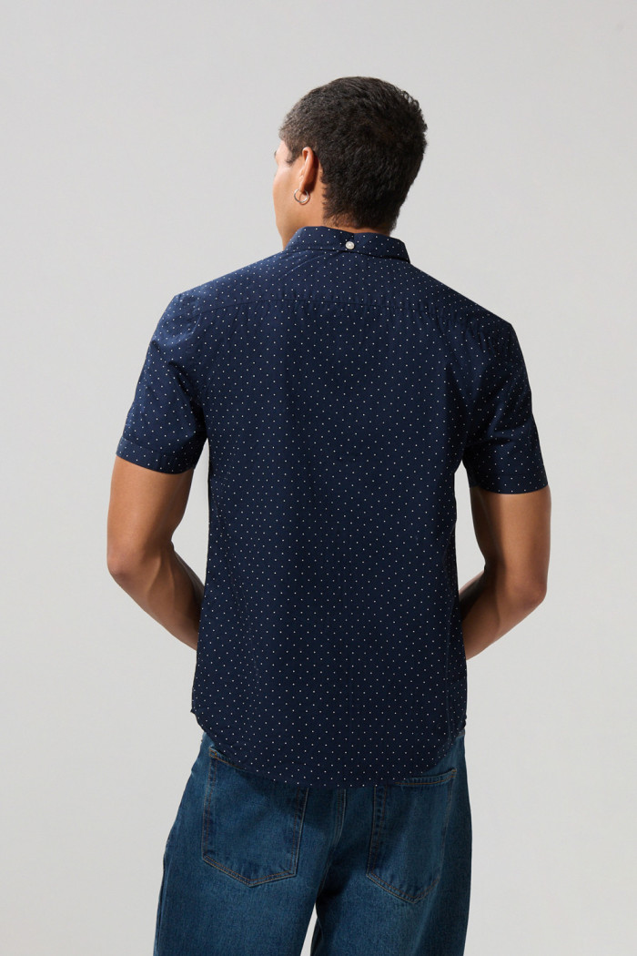 Camisa estampada unicolor con cuello button down