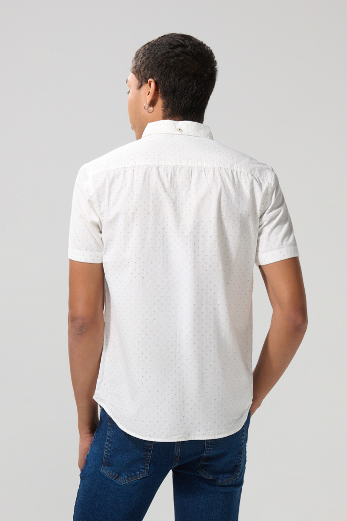 Camisa estampada unicolor con cuello button down