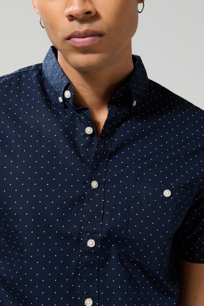 Camisa estampada unicolor con cuello button down