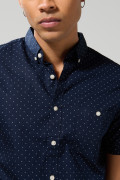 Camisa estampada unicolor con cuello button down
