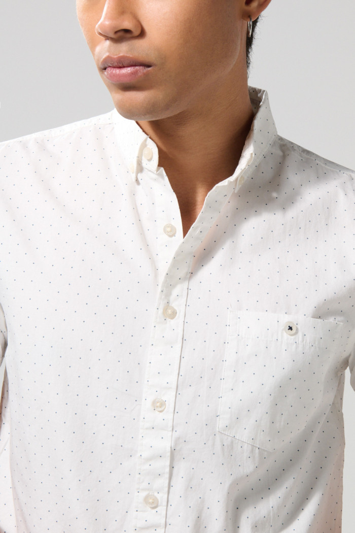 Camisa estampada unicolor con cuello button down