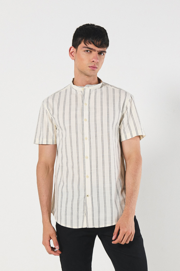 Camisa a rayas unicolor en algodón con cuello nerú