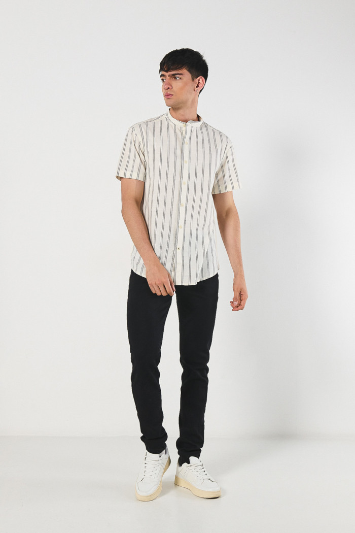 Camisa a rayas unicolor en algodón con cuello nerú