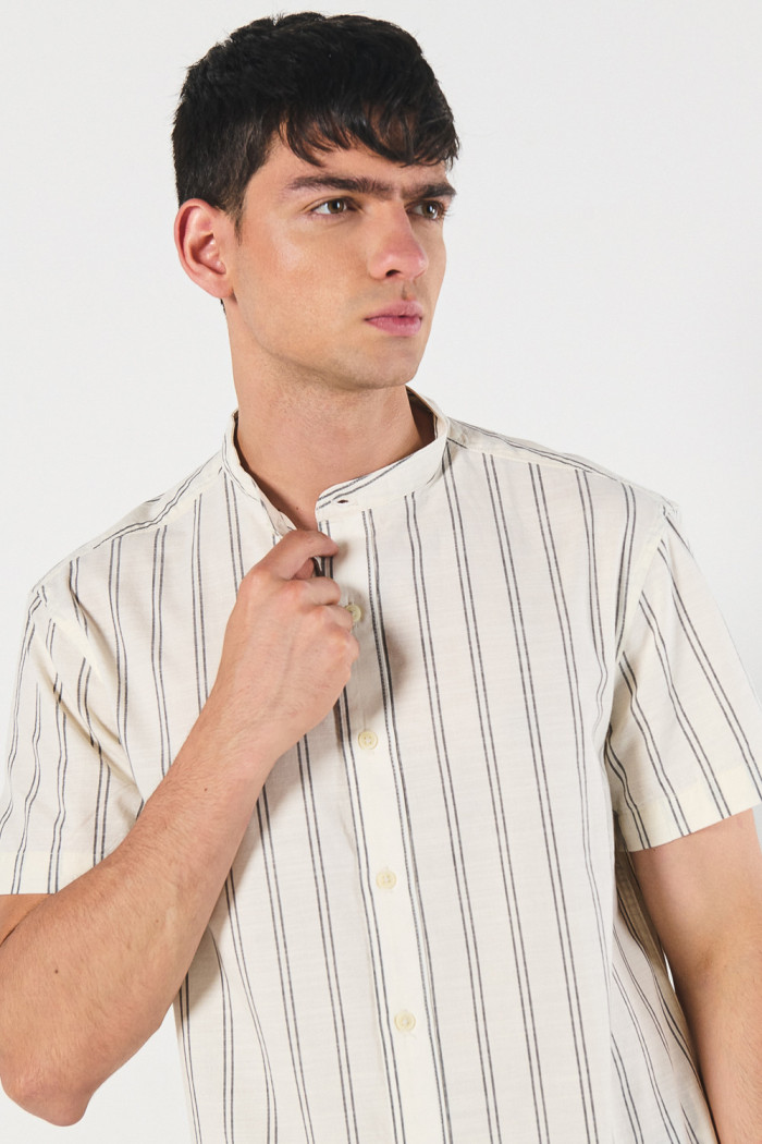 Camisa a rayas unicolor en algodón con cuello nerú