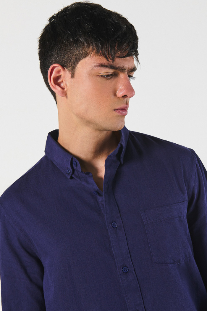 Camisa unicolor manga larga con cuello button down