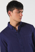 Camisa unicolor manga larga con cuello button down