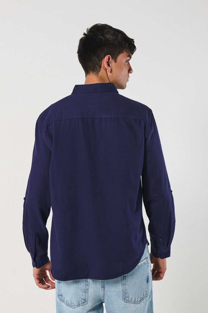 Camisa unicolor manga larga con cuello button down