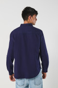 Camisa unicolor manga larga con cuello button down