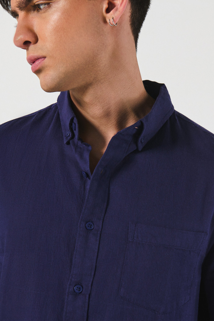 Camisa unicolor manga larga con cuello button down