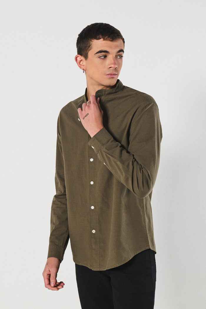 Camisa en algodón cuello nerú unicolor con botones