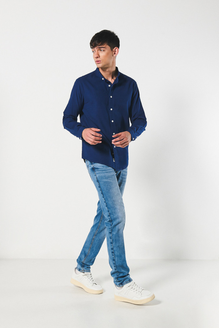 Camisa en algodón cuello nerú unicolor con botones