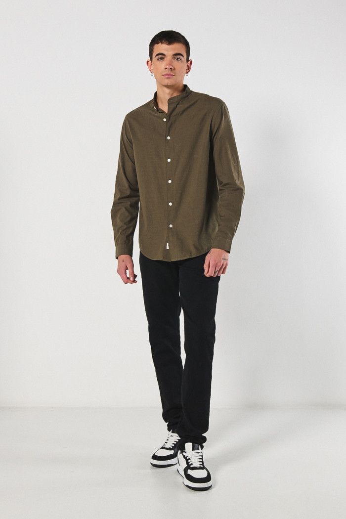 Camisa en algodón cuello nerú unicolor con botones