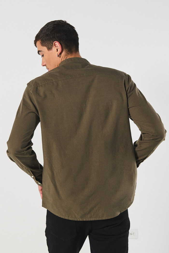 Camisa en algodón cuello nerú unicolor con botones