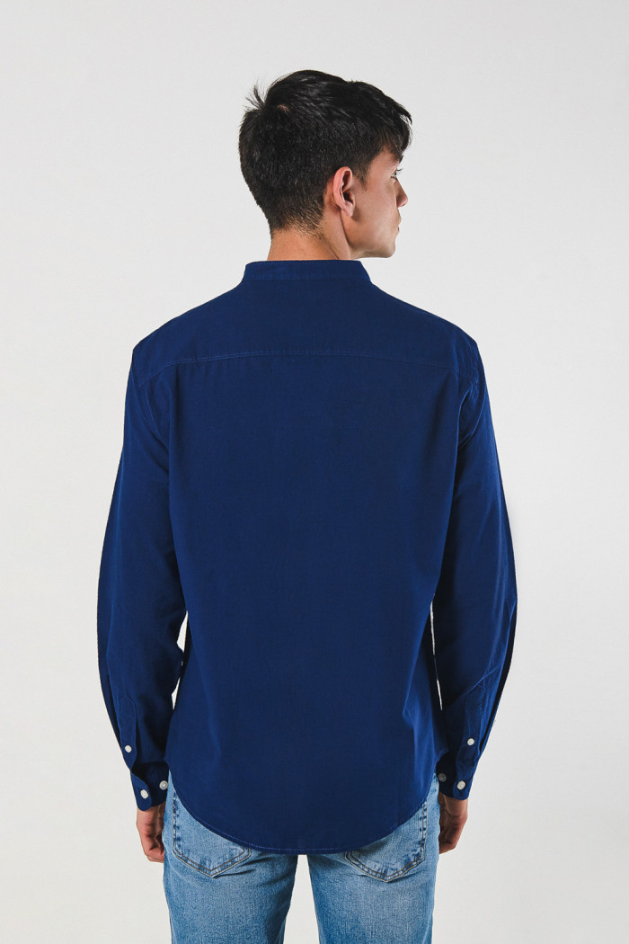 Camisa en algodón cuello nerú unicolor con botones