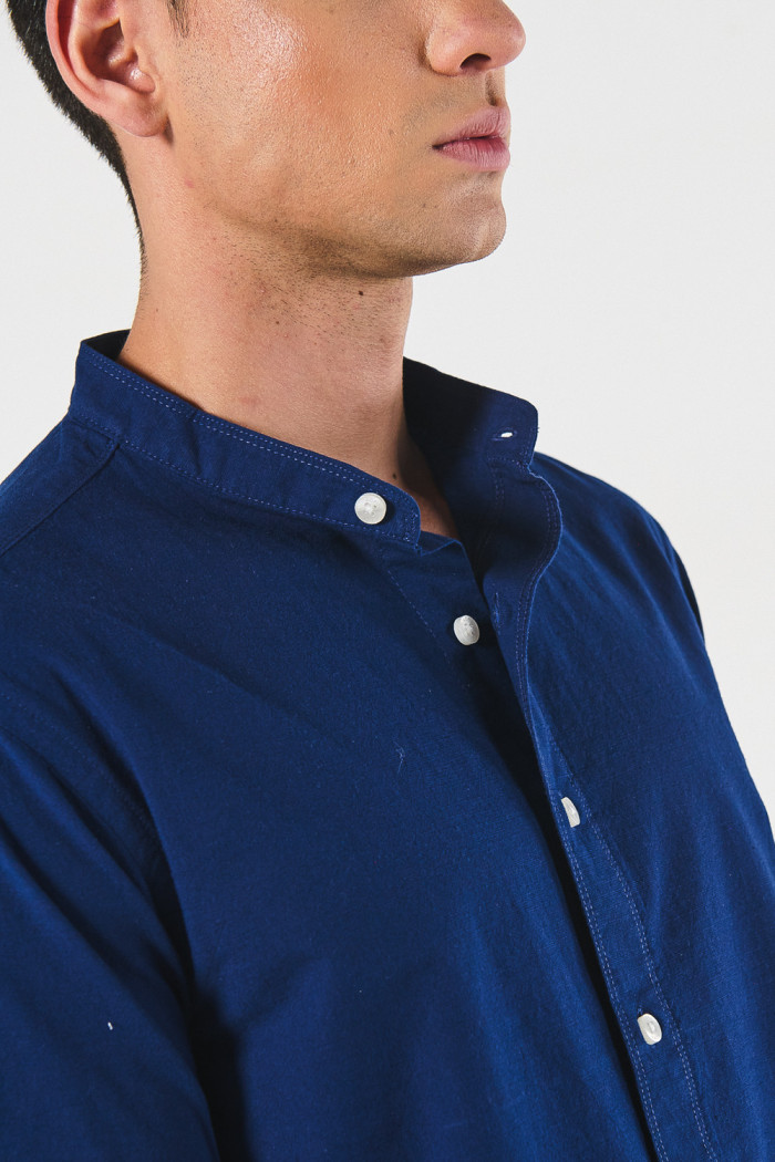 Camisa en algodón cuello nerú unicolor con botones