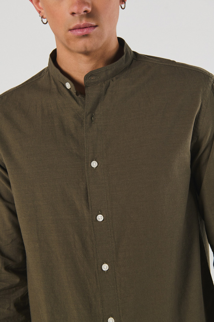 Camisa en algodón cuello nerú unicolor con botones