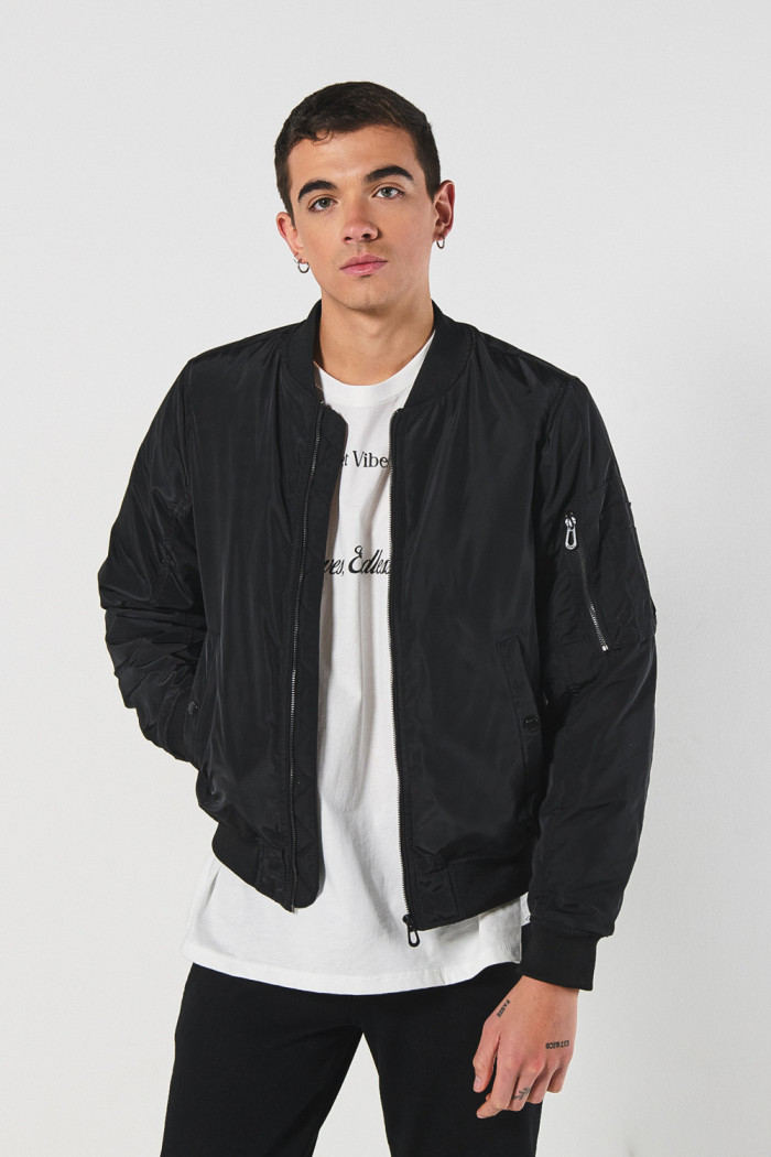 Chaqueta unicolor bomber con cremallera y bolsillos