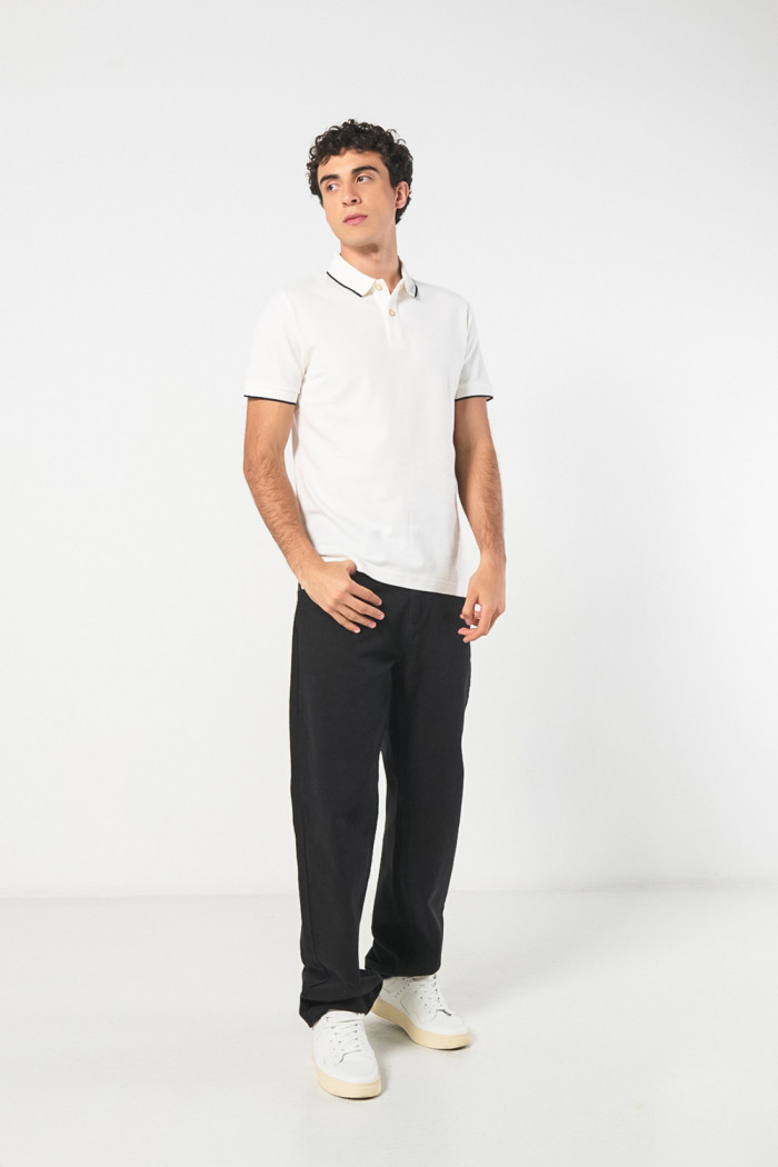 Camiseta unicolor tipo polo con aberturas y manga corta