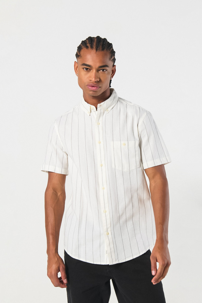 Camisa a rayas manga corta unicolor con bolsillo