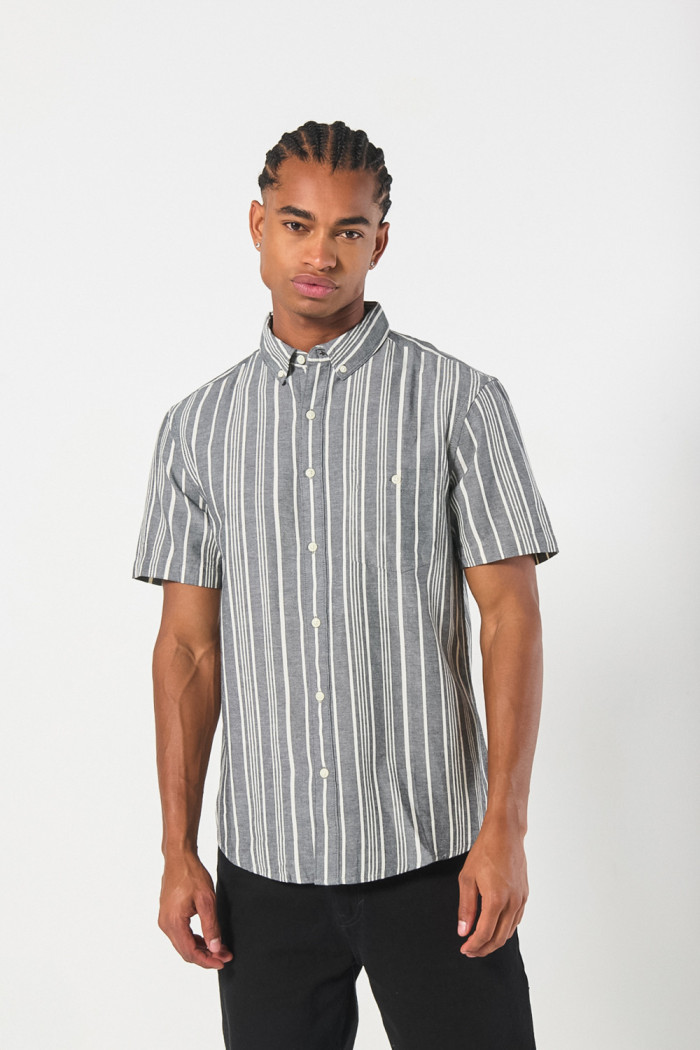 Camisa a rayas manga corta unicolor con bolsillo