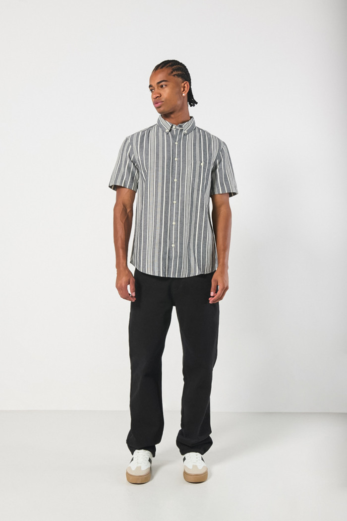 Camisa a rayas manga corta unicolor con bolsillo