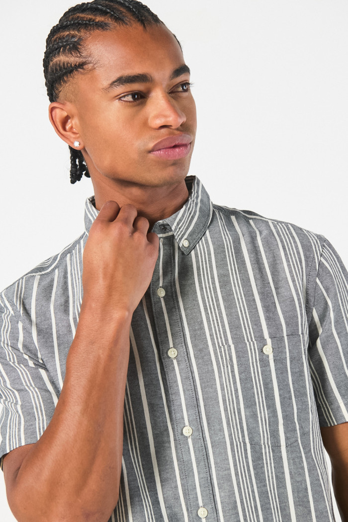 Camisa a rayas manga corta unicolor con bolsillo