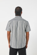 Camisa a rayas manga corta unicolor con bolsillo