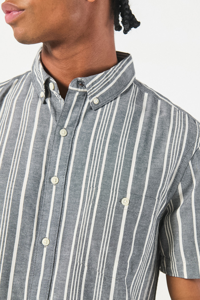 Camisa a rayas manga corta unicolor con bolsillo