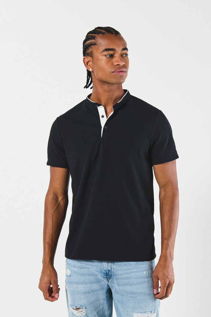 Camiseta polo unicolor con cuello nerú y texturas