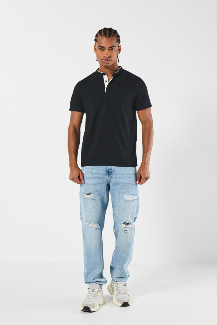 Camiseta polo unicolor con cuello nerú y texturas