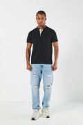 Camiseta polo unicolor con cuello nerú y texturas