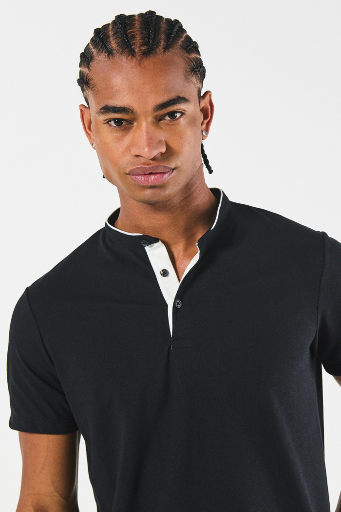 Camiseta polo unicolor con cuello nerú y texturas