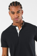Camiseta polo unicolor con cuello nerú y texturas