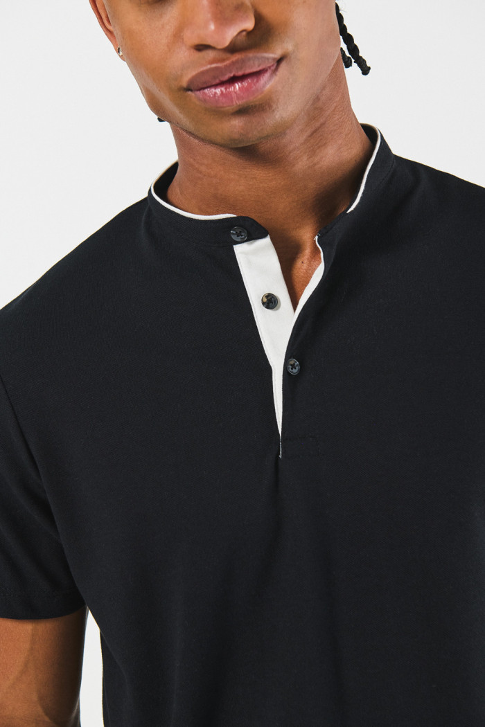 Camiseta polo unicolor con cuello nerú y texturas