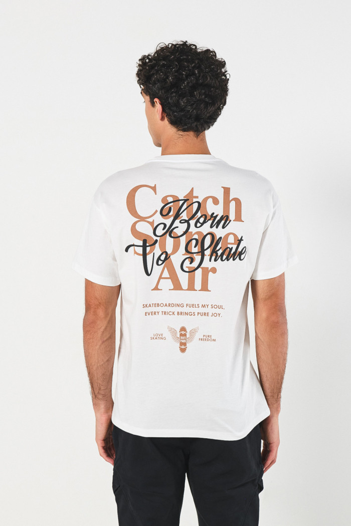 Camiseta unicolor con diseños urbanos y manga corta