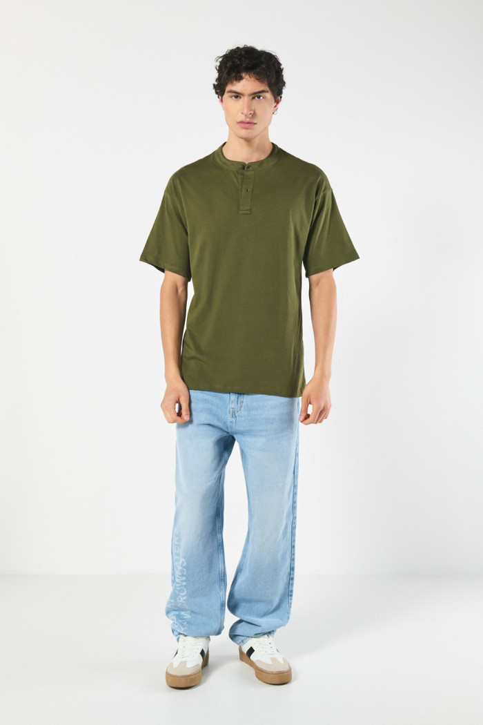 Camiseta oversize unicolor con cuello nerú en algodón