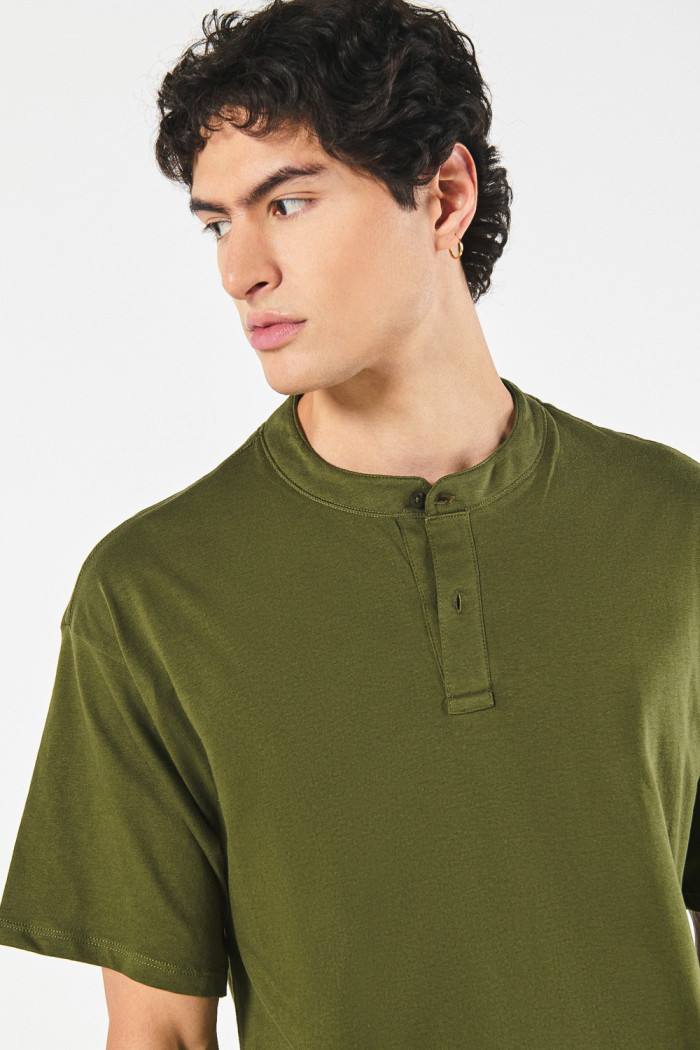 Camiseta oversize unicolor con cuello nerú en algodón