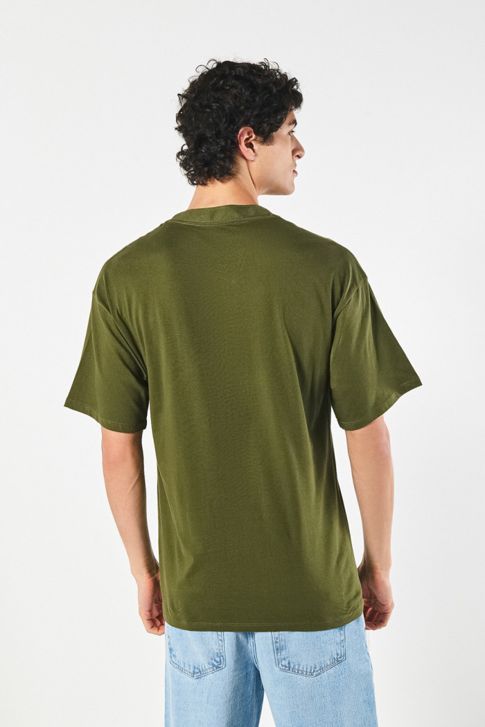 Camiseta oversize unicolor con cuello nerú en algodón