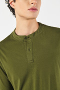 Camiseta oversize unicolor con cuello nerú en algodón