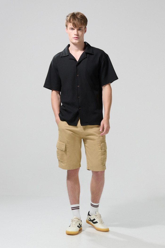 Camisa unicolor con texturas y manga corta