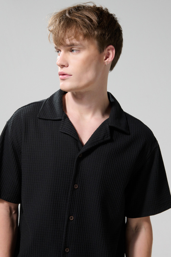 Camisa unicolor con texturas y manga corta