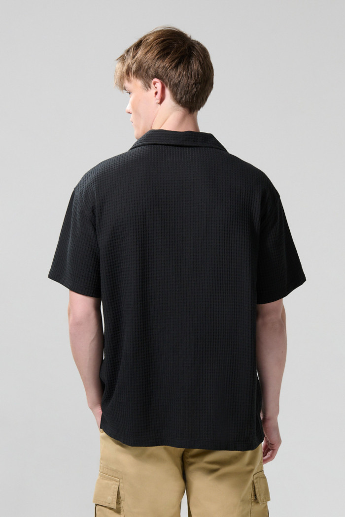 Camisa unicolor con texturas y manga corta